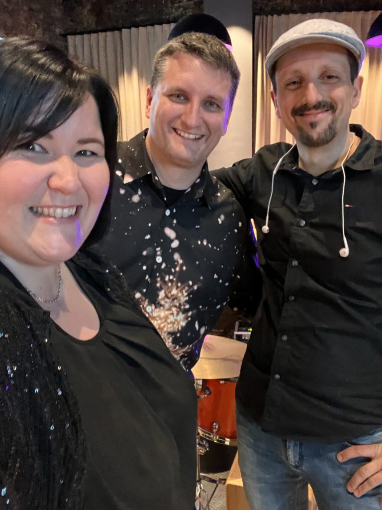 Dancing Queen – Dunkelschwarz · Linz